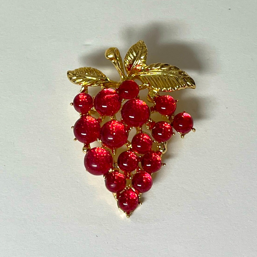 Brooch- NIP, grape cluster purple stones on golden base, 1.5x1.75”, shiny